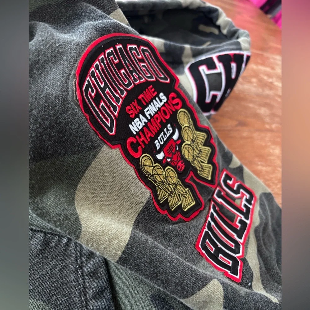 Men’s Chicago Bulls Pro Standard Camo Hoodie - Picture 6 of 7